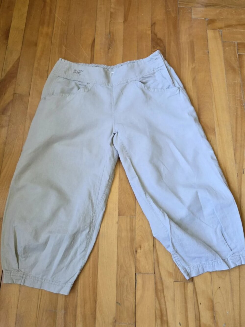 Arcteryx light taupe-colored Capri Arcteryx - Picture 3 of 8